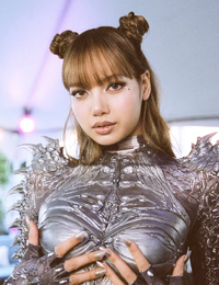 블랙핑크 리사, 코첼라 무대서 ‘또 다른 자아’ 폭발…파격 의상과 퍼포먼스 화제! [★SNS]