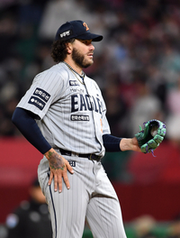 [포토]한화 폰세, 입김 어필 받자 확실하게 옷에!