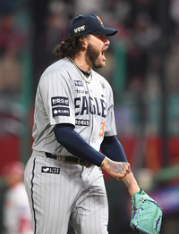 [포토]삼자범퇴 이닝에 기뻐하는 한화 폰세