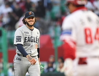 [포토]위기 탈출한 한화 폰세, 싱글벙글