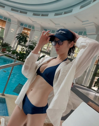 박지현, 시스루에 비키니로 수영장 패션 완성 [★SNS]