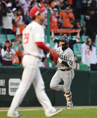 [포토]김광현 상대 추격 솔로포 넘긴 채은성