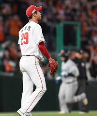 [포토]노시환에게 홈런 맞고 역전 허용하는 김광현