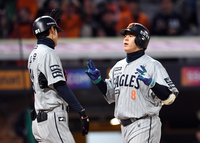 [포토]한화 노시환, 투런 홈런으로 역전!