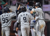 [포토]홈런으로 주자 다 불러들인 한화 노시환