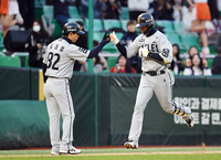 [포토]한화 채은성, SSG 김광현 상대 추격 솔로 홈런