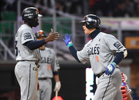 [포토]홈런 하이파이브 나누는 노시환과 플로리얼