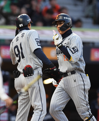 [포토]추격 솔로 홈런 넘긴 한화 채은성