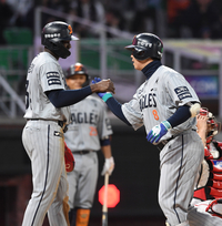 [포토]한화 노시환, 투런 홈런에 플로리얼과!