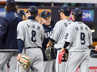 [포토]멀티 홈런 노시환과 하이파이브 나누는 한화 김경문 감독