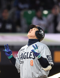 [포토]한화 노시환, SSG 김광현 상대 역전 투런 홈런