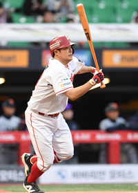 [포토]SSG 이지영, 1점 더!