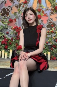 ‘워터밤 여신’ 권은비, 고혹미 넘치는 ‘장미꽃 여신’으로!