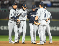 [포토]수비 과정에서 부상 당한 한화 심우준