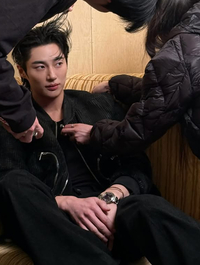 “이게 B컷 이라니”...변우석, 화보 촬영 현장에서 독보적 섹시미…완벽 피지컬로 팬심 저격!