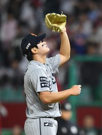 ‘지불문’ 김혜수, 황금빛 명패 공개… “불륜보다 더 센 소동극이 온다”