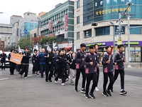 제주SK도 뛰었다…제59회 제주도민체전 성화 봉송 참여