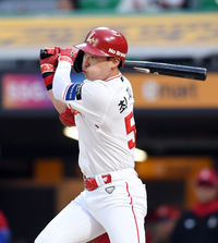 [포토]SSG 최지훈, 한화 류현진 상대 안타