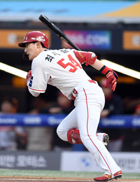 [포토]류현진 상대로 안타 치는 최지훈