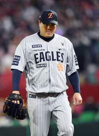 [포토]6회말 마운드에서 내려가는 한화 류현진