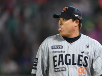 [포토]한화 류현진, SSG 한유섬의 큰 타구에 놀라...