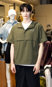 ‘실물 화보 그자체!’ 변우석…명동 한복판 ‘화찢남’ 실화?