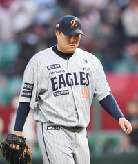 [포토]2실점으로 출바하는 한화 선발 류현진