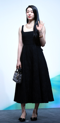 [포토] 김연아 ‘시크한 손인사’