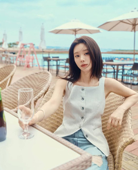 이주빈, 자유로운 휴양지 스타일링…‘화보로 전한 싱그러운 매력’ [★SNS]