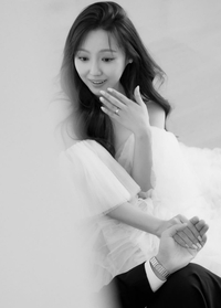 미쓰에이 민, 손 잡고 포옹하고 행복 미소 넘치는 웨딩 화보 공개