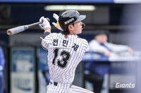 4월 ‘타율 0.448’→수비도 ‘훌륭’…롯데 ‘복덩이’ 전민재, 팀 상승세 ‘선봉장’ [SS시선집중]