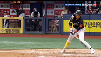 KT 유준규, 원바운드 공 타격에 중계진·심판·선수도 ‘착각’  [KBO 진기명기]