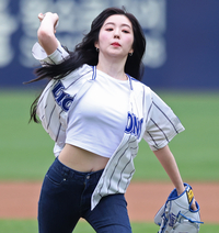 레드벨벳 아이린, 고향 대구서 시구...강민호 ‘손하트’ 훈훈한 현장