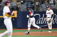 [포토]투런 홈런 두산 양의지, 끝까지 쫓아간다!