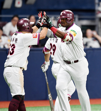 [포토]홈런 하이파이브 나누는 키움 푸이그와 최주환