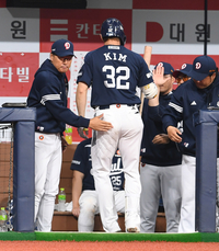 [포토]김재환의 홈런 축하하는 두산 이승엽 감독