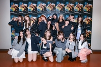 하이브 걸그룹 단체사진 최초 공개…누구누구 있나 봤더니? [★SNS]