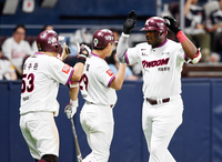 [포토]키움 푸이그, 홈런으로 2점 더!