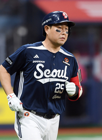 [포토]2점 홈런으로 추격하는 두산 양의지