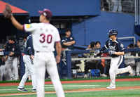 [포토]1점 차로 추격하는 두산 김재환의 홈런