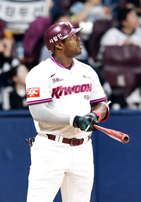 [포토]시즌 4호 홈런 넘기는 키움 푸이그