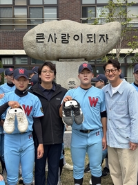 박용택, 후배 스파이크 냄새에 ‘코 찡긋’…“훈련만큼 발도챙겨야!”