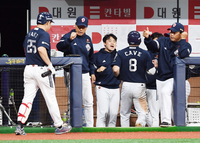 [포토]양의지의 홈런 축하하는 두산 이승엽 감독