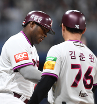 [포토]키움 푸이그, 2점 추가하는 홈런