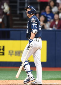 [포토]홈런 타구 바라보는 두산 양석환