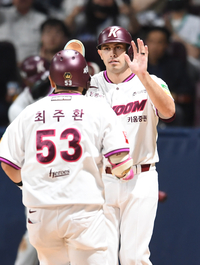 [포토]2점 홈런 키움 최주환, 역전 성공!