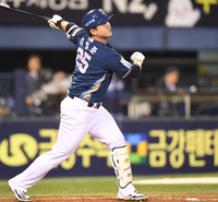 [포토] 타구 쳐다보는 김형준