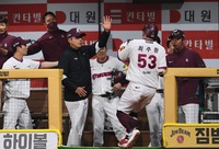 [포토]최주환의 홈런 축하하는 키움 홍원기 감독