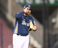 [포토] 문보경 사구에 사과하는 로건