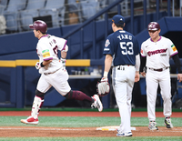 [포토]키움 최주환, 두산 김유성 상대 시즌 2호 홈런